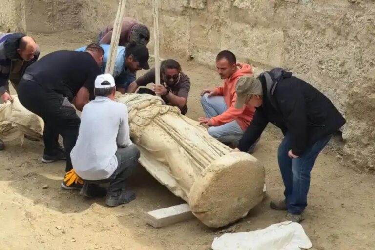 Estatua de mármol de la diosa Atenea hallada en el Teatro Oeste de Laodicea, Turquía