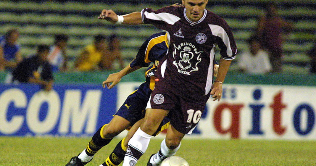 Hugo Morales, exfutbolista argentino, en sus tiempos como jugador de Lanús.