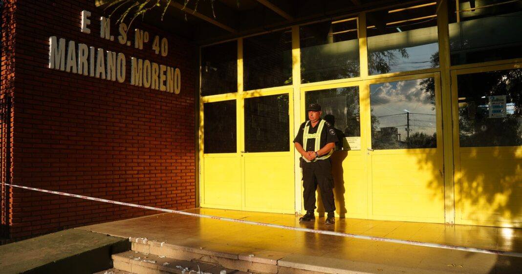 Ilustración de un teléfono móvil mostrando un icono de WhatsApp con un signo de advertencia, representando amenazas digitales.