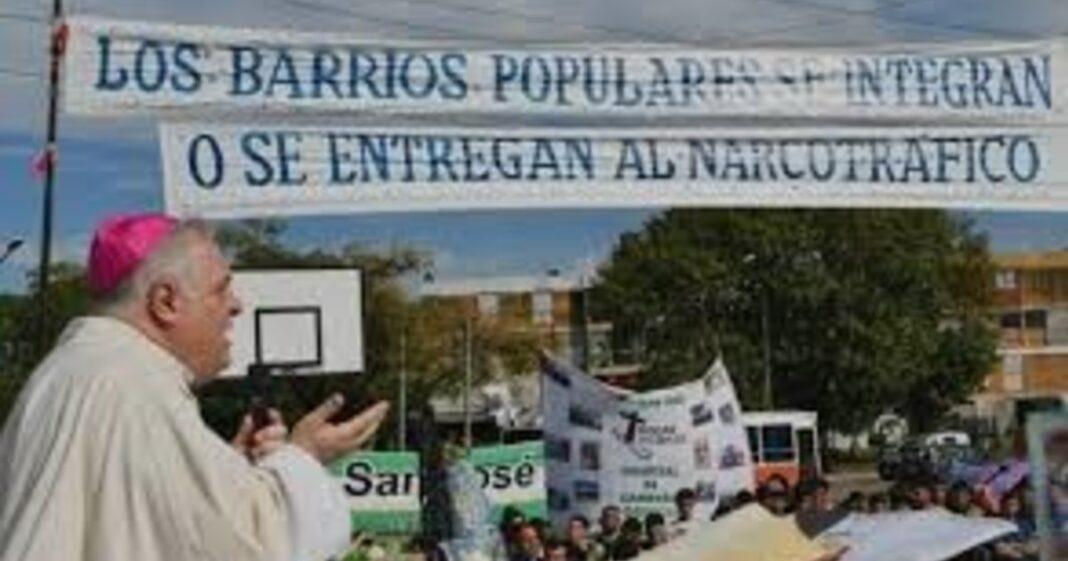 Misa al aire libre en el barrio Ciudad Papa Francisco, La Matanza, con sacerdotes y feligreses