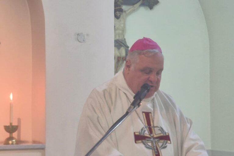 Fachada de la Basílica de Nuestra Señora de Luján durante el homenaje al papa Francisco.
