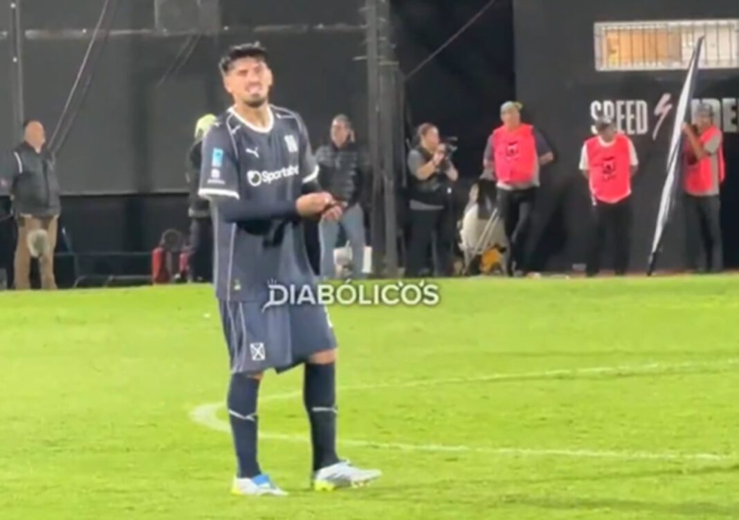 Kevin Lomónaco aplaude irónicamente al árbitro Lobo Medina tras la derrota de Independiente ante Riestra