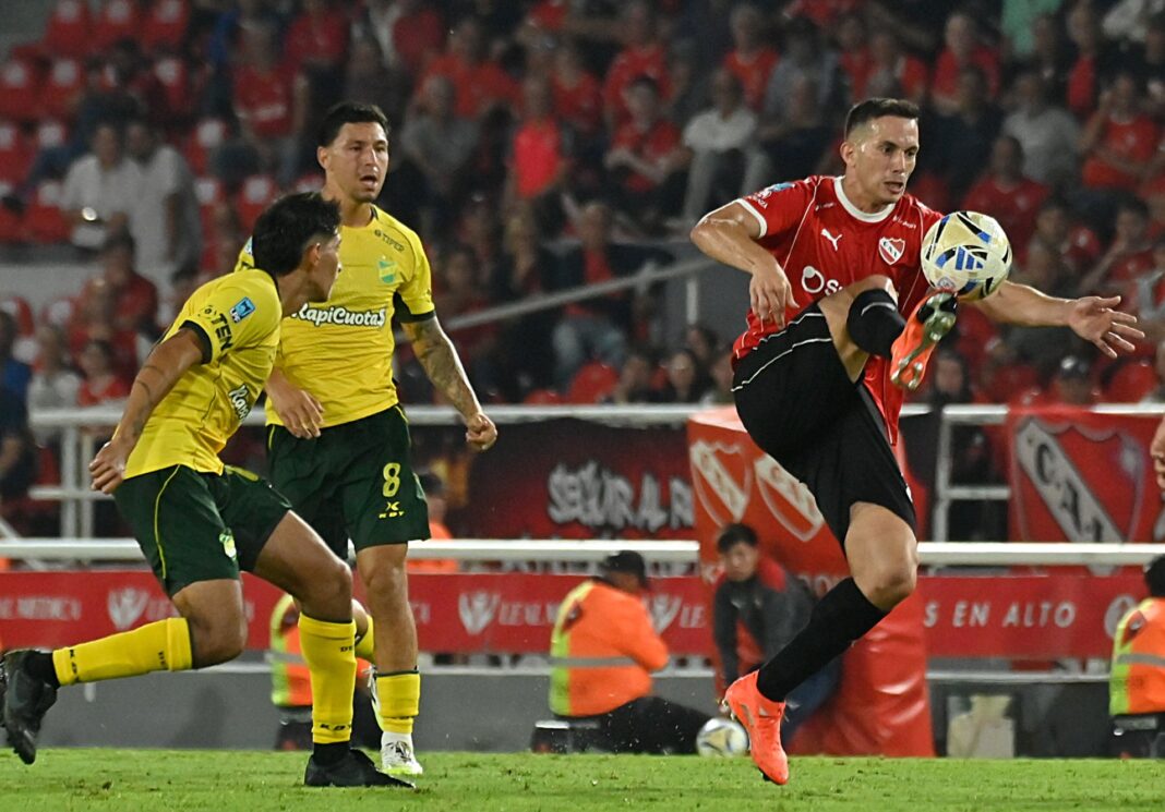 Jugadores de Independiente celebran un gol durante el partido contra Defensa y Justicia en el estadio Libertadores de América.