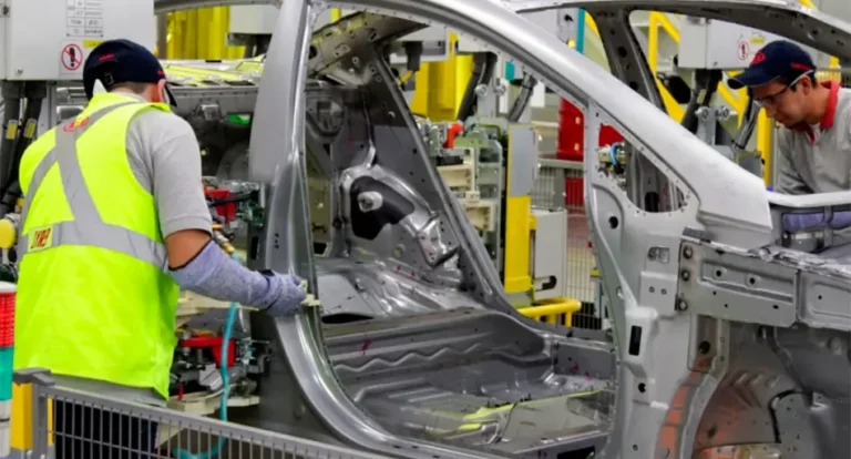 Línea de producción de automóviles en una fábrica argentina