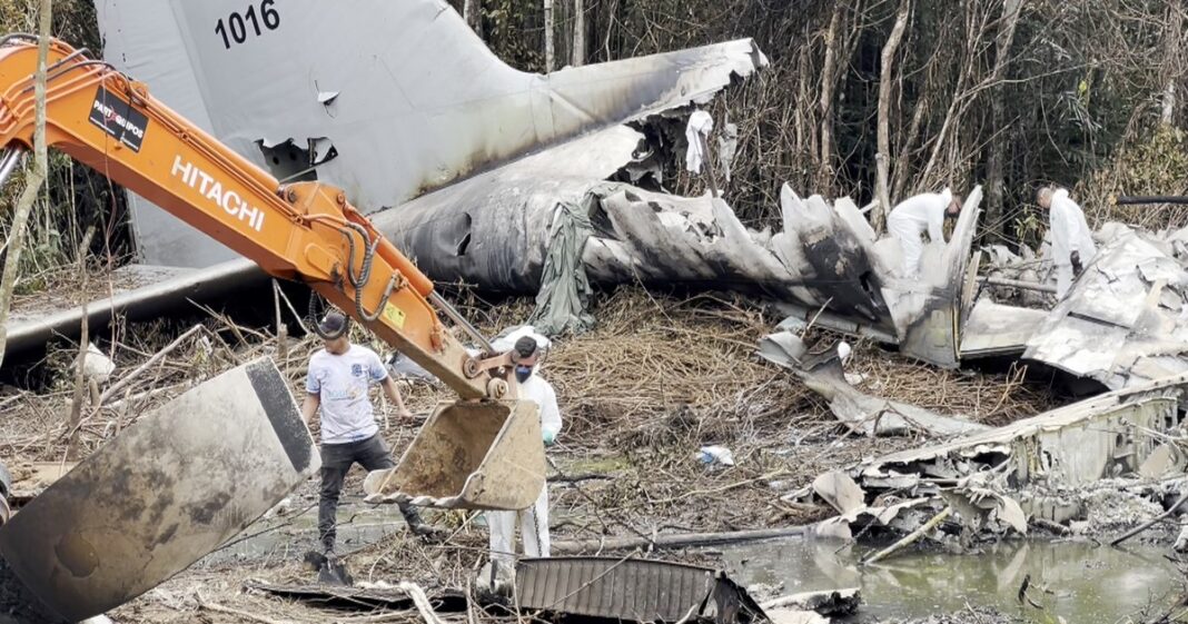 Avión Hércules C-130 de la Fuerza Aérea Colombiana en pista de despegue