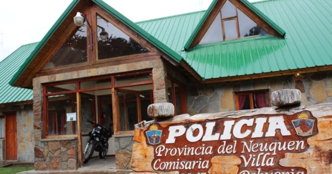 Ilustración de una casa con humo y símbolos de justicia, representando el caso de intento de femicidio en Neuquén.