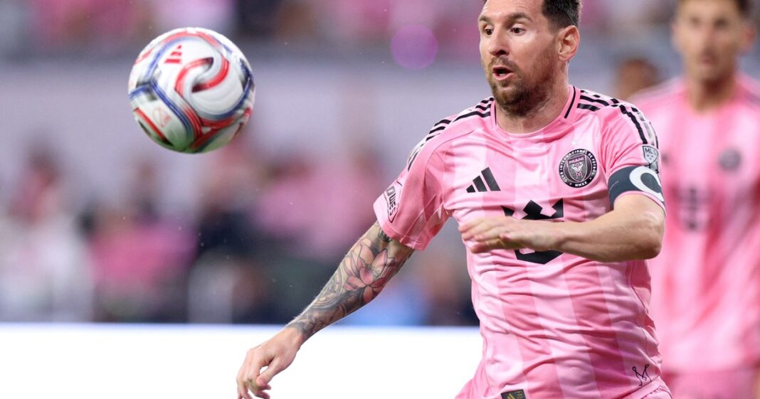 Lionel Messi en acción con la camiseta de Inter Miami durante un partido de la MLS.