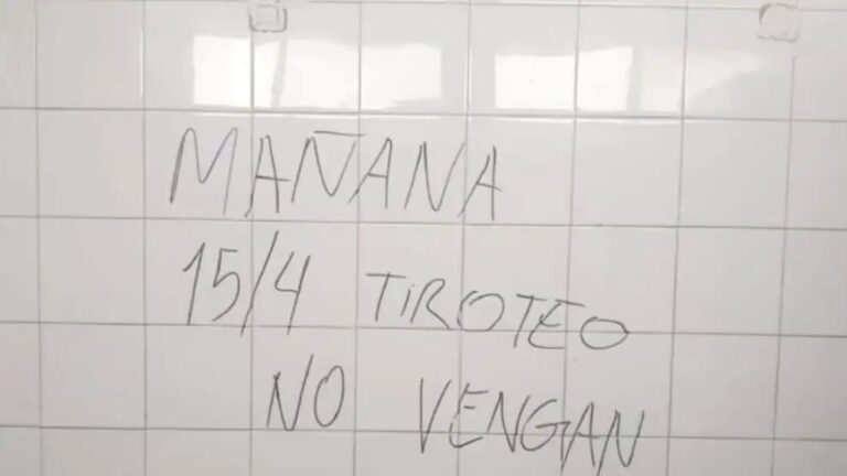 Ilustración de una pantalla de computadora con símbolos de advertencia, representando la investigación digital de amenazas.