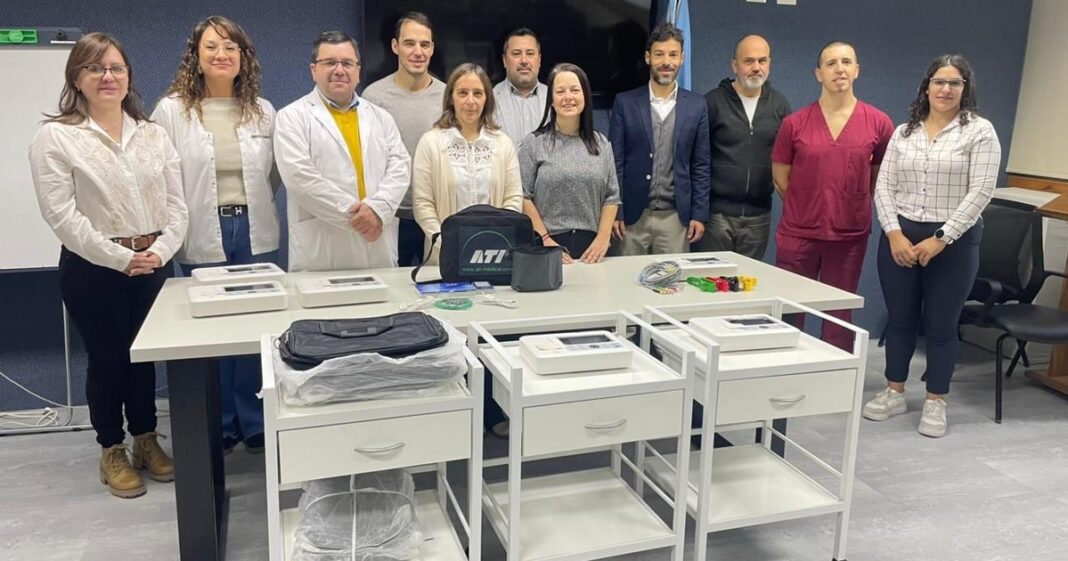 Profesional de la salud utilizando equipo médico en un hospital público