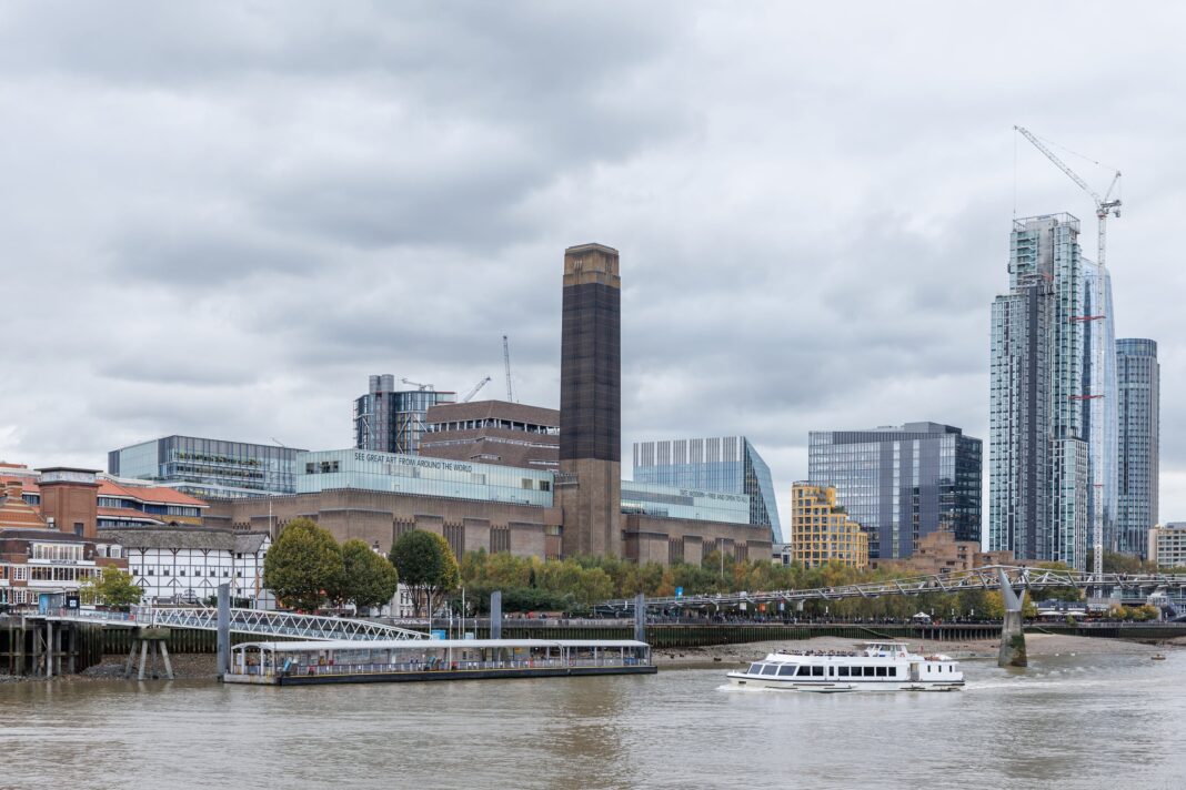 Ilustración de una placa conmemorativa azul en un edificio londinense, haciendo referencia a la propiedad de William Shakespeare.