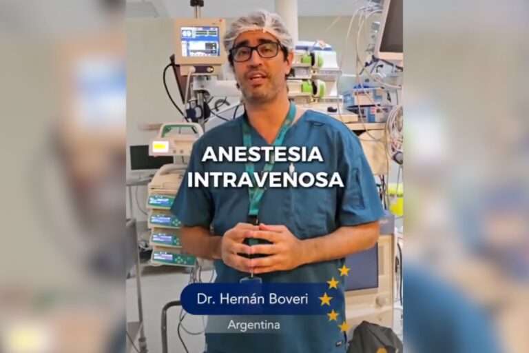 Ilustración de un estetoscopio y frascos de medicamentos sobre una mesa clínica.