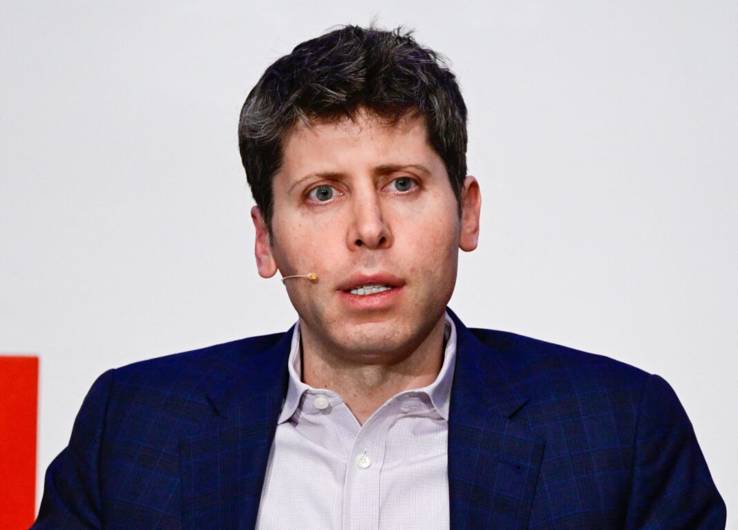 Logo de OpenAI en una pantalla junto a la palabra ChatGPT