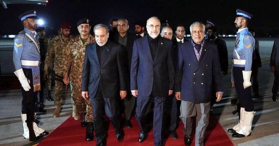 Mohamad Baqer Qalibaf, presidente del Parlamento iraní, durante una conferencia de prensa.