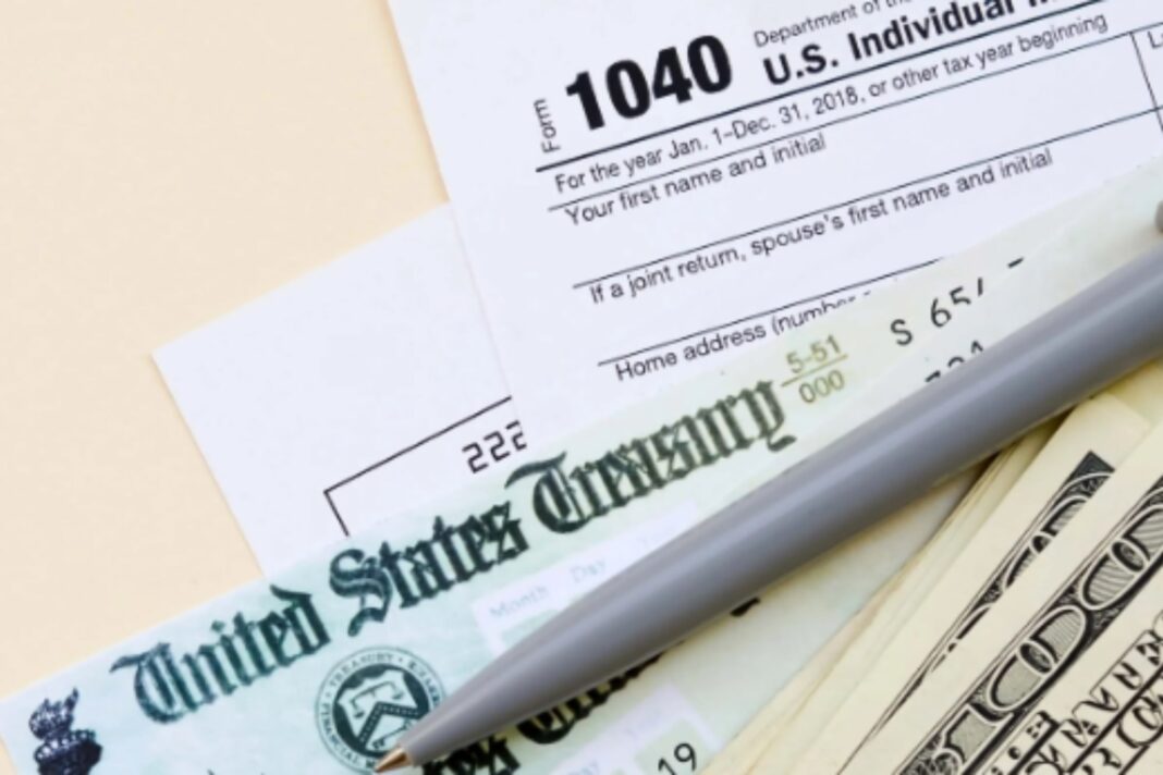 Ilustración de un documento de impuestos con un sello de advertencia y la sigla IRS.