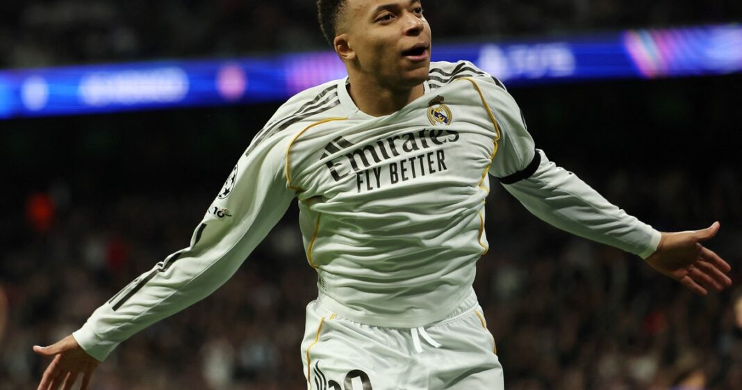 Ilustración de una pelota de fútbol y una raqueta de tenis sobre un calendario, representando la agenda deportiva.