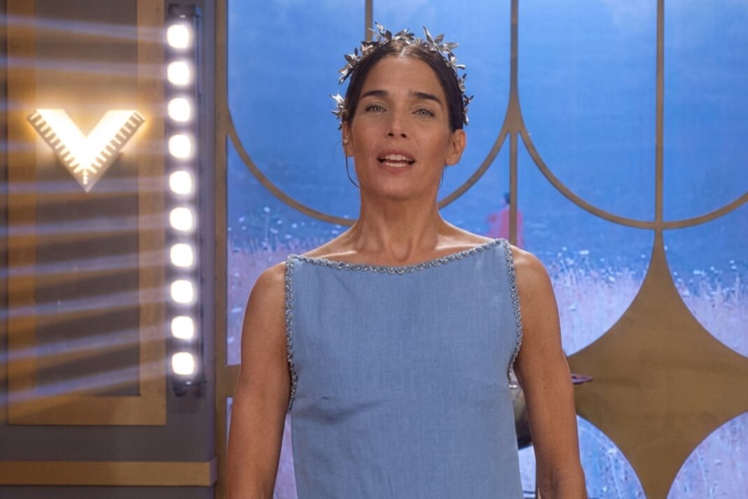 Juana Viale con un vestido y tocado metálico floral durante la emisión de su programa.