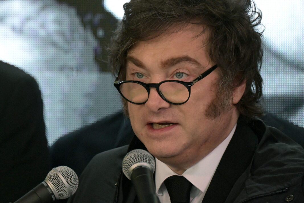 Fotografía del jefe de Gabinete, Manuel Adorni, en un acto oficial.