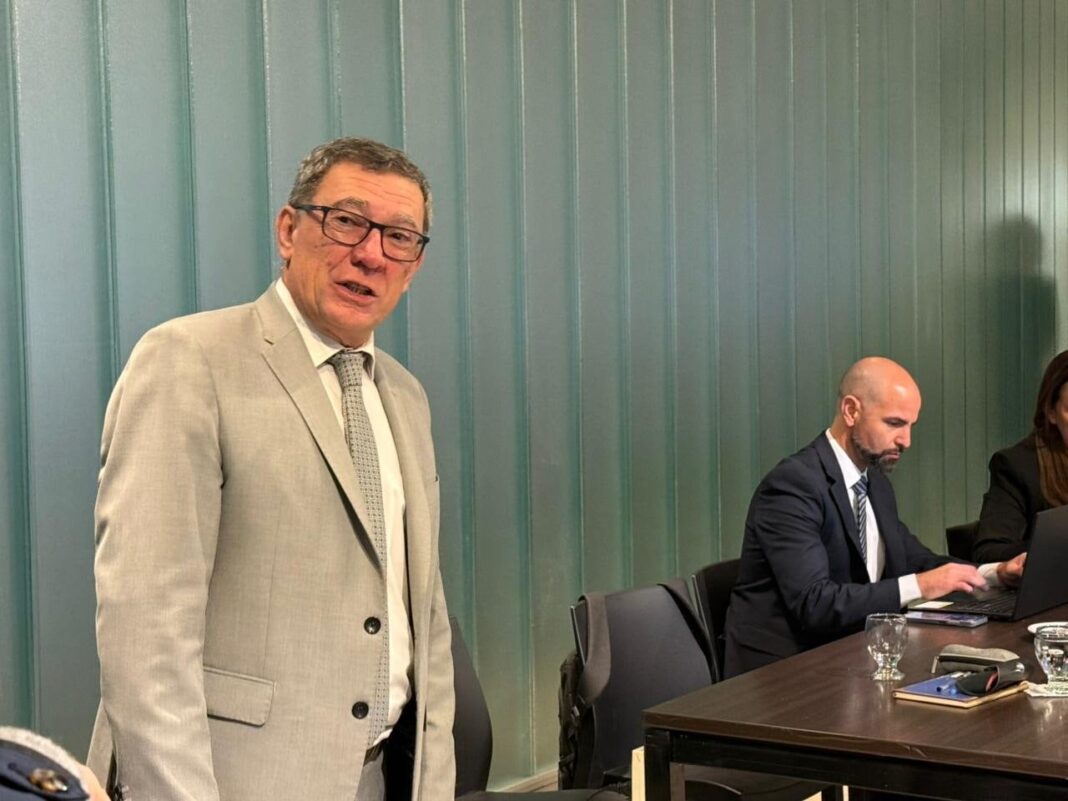 Ilustración de una balanza de la justicia frente al edificio de la Unicameral de Córdoba.