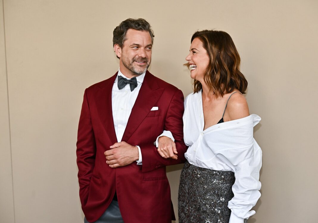 Katie Holmes y Joshua Jackson posan juntos durante la promoción de su nuevo proyecto 'Happy Hours'.