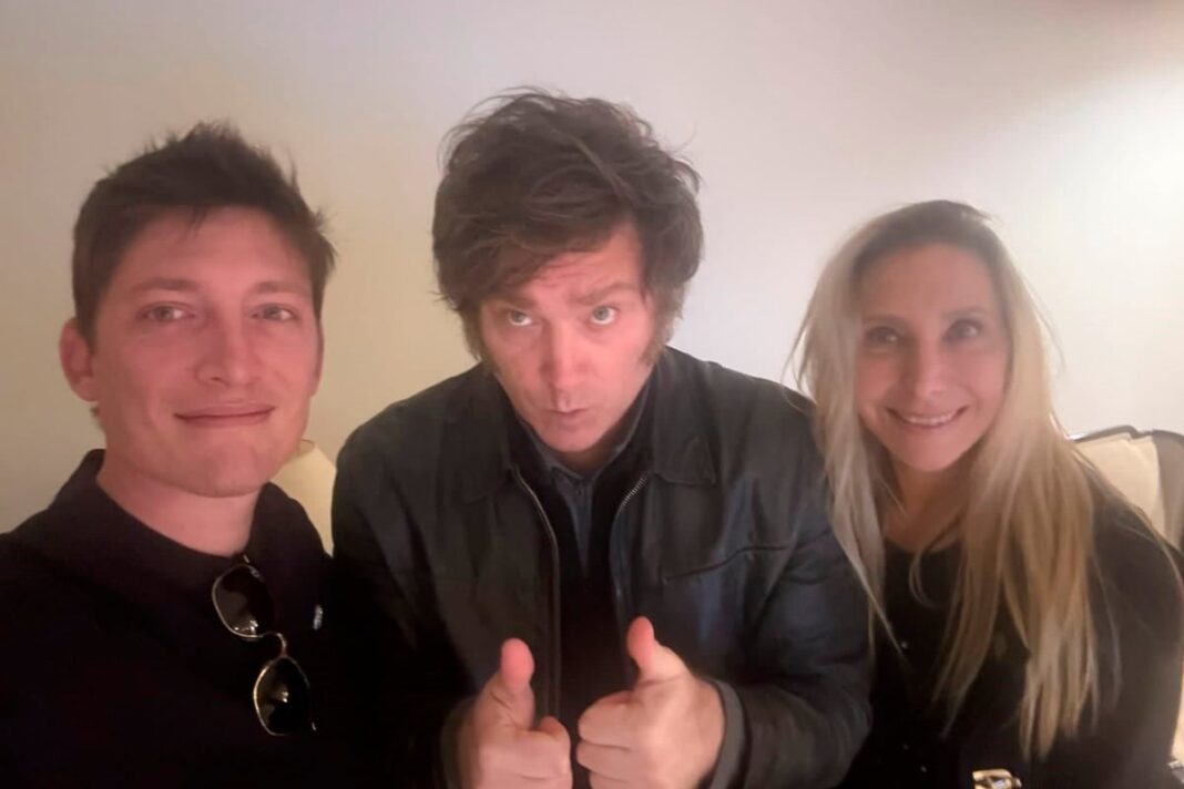 Bandera de La Libertad Avanza en un acto político