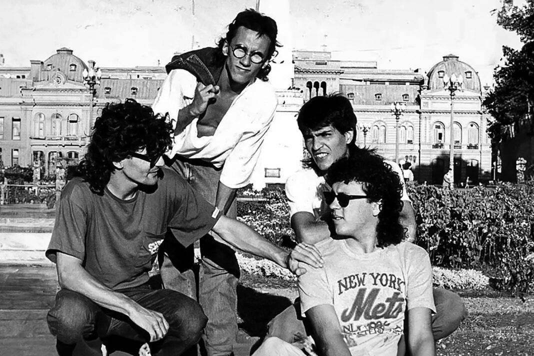 Logotipo de Spotify junto a una ilustración de ondas de sonido y el número 1.000.000.000.