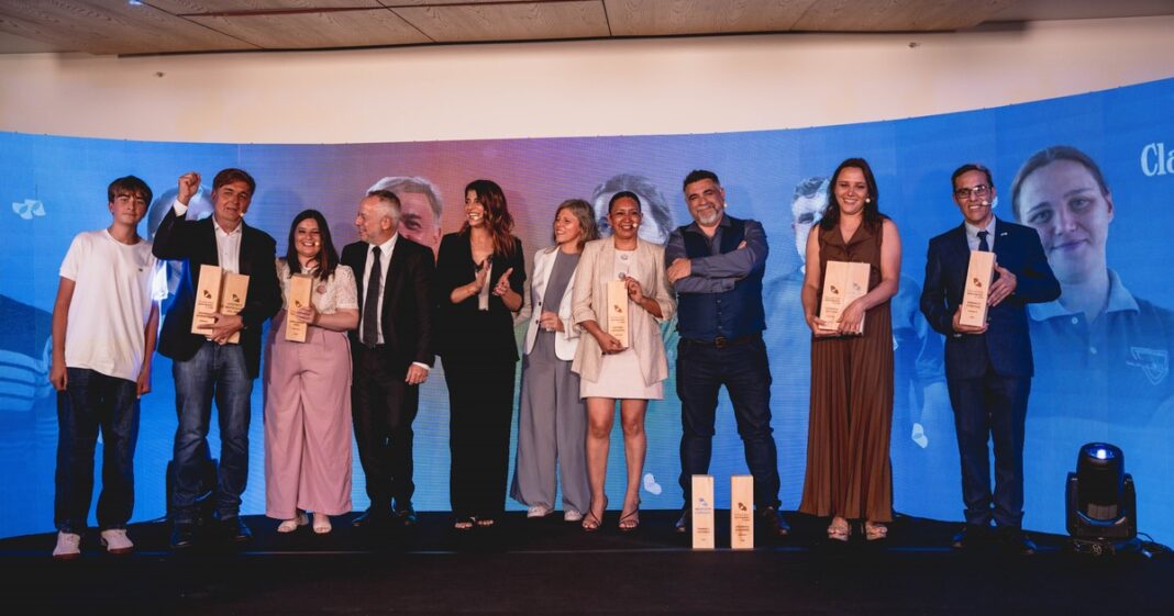 Ilustración de un docente frente a un pizarrón, representando el premio Docentes que Inspiran 2026 en Argentina.