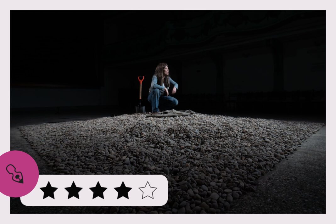 Laura Paredes en escena durante la obra 'Paz', en el Teatro Verdi de La Boca.