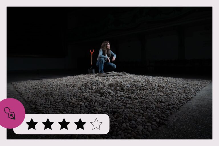 Laura Paredes en escena durante la obra 'Paz', en el Teatro Verdi de La Boca.