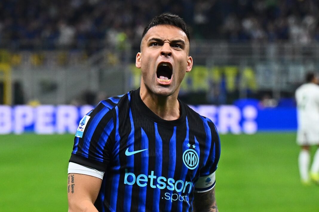 Lautaro Martínez celebra un gol con la camiseta del Inter de Milán en el estadio San Siro.