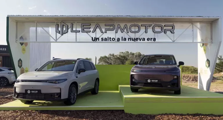 Logo de Leapmotor junto a un vehículo eléctrico