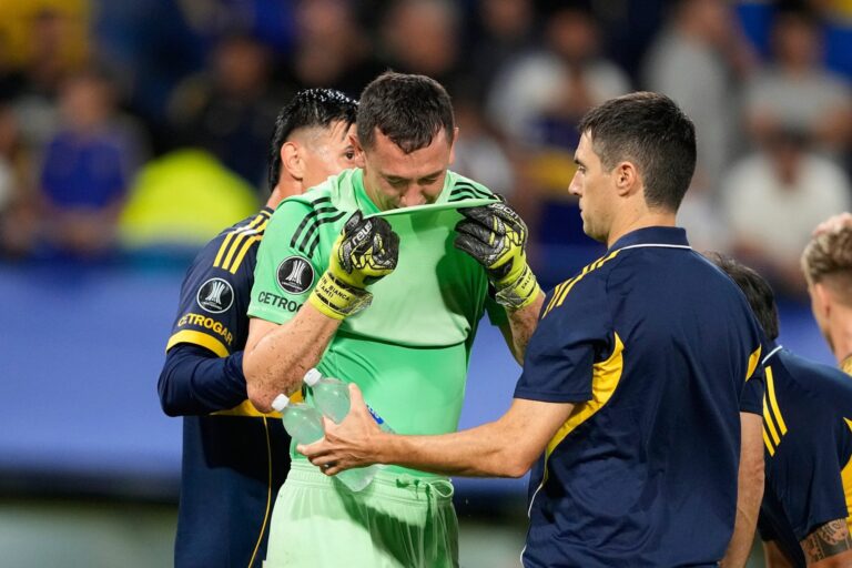 Agustín Marchesín recibe atención médica en el césped de La Bombonera.