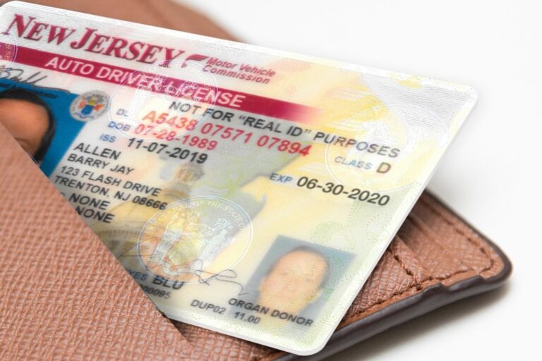 Licencia de conducir de Nueva Jersey sobre un escritorio