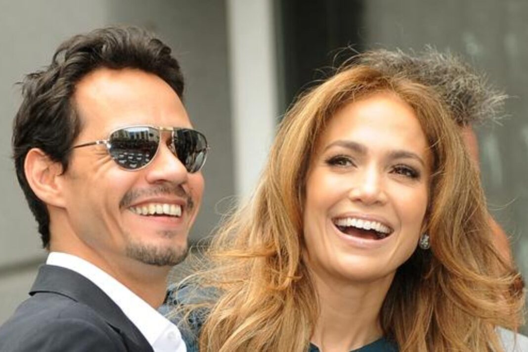 Fachada de la mansión de estilo georgiano en Brookville, Long Island, asociada a Jennifer Lopez y Marc Anthony.