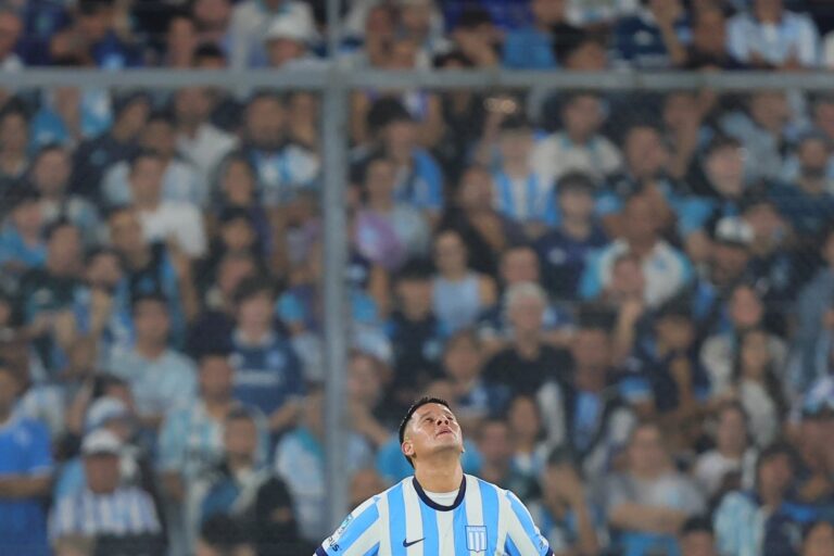 Marcos Rojo, defensor de Racing, recibe la tarjeta roja del árbitro Sebastián Zunino.