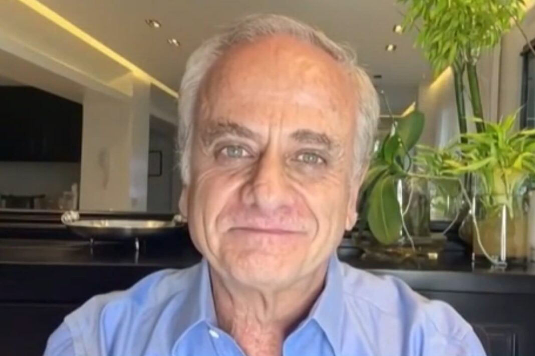 El Dr. Mario Boski, cardiólogo, durante una explicación sobre salud y estrés.