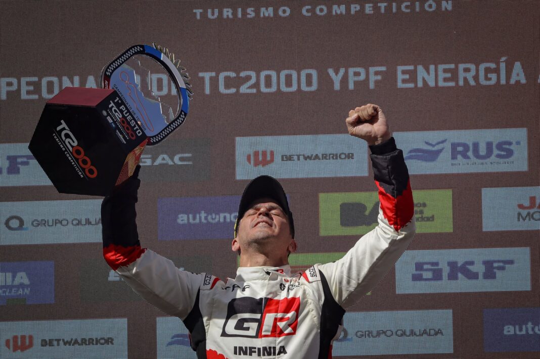 Matías Rossi celebra su victoria en el podio del TC2000 en el circuito El Zonda de San Juan.