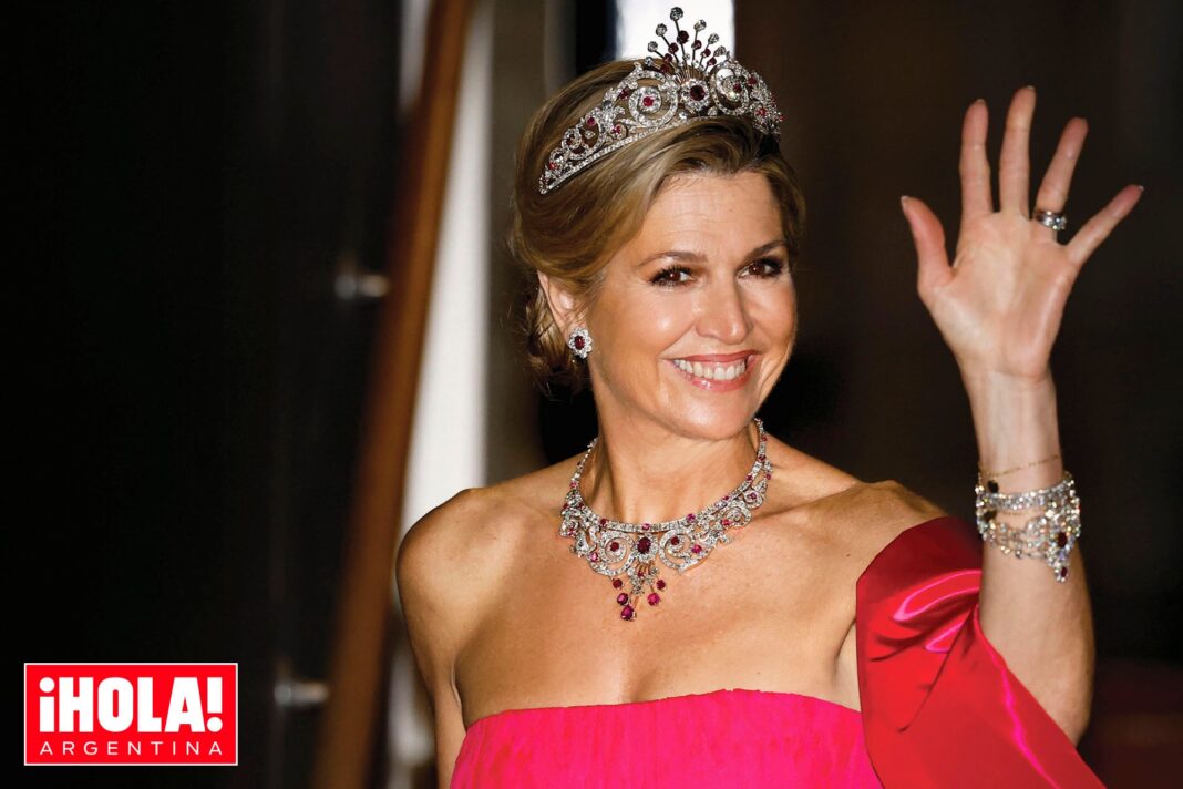 Reina Máxima con vestido fucsia y rojo y tiara del Pavo Real en el Palacio Real de Ámsterdam
