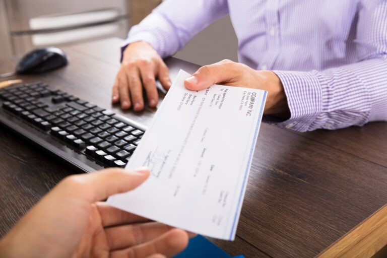 Calendario de mayo de 2026 con los días 1 y 25 resaltados, simbolizando los feriados sin atención bancaria.