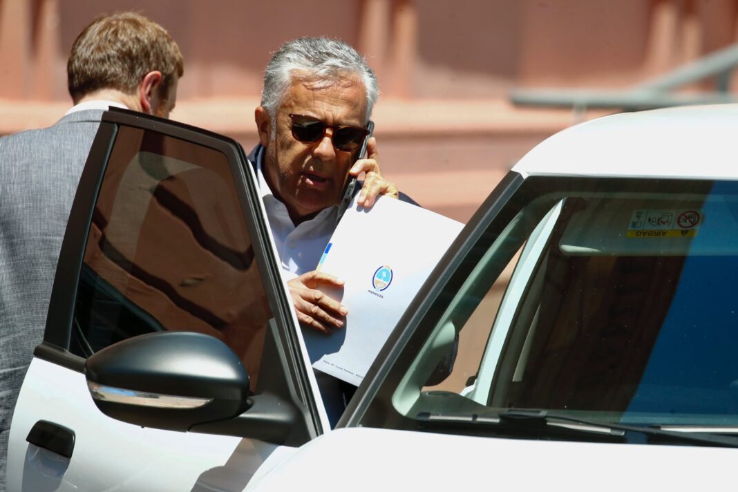 Gobernador Alfredo Cornejo durante un anuncio sobre la reforma constitucional en Mendoza.