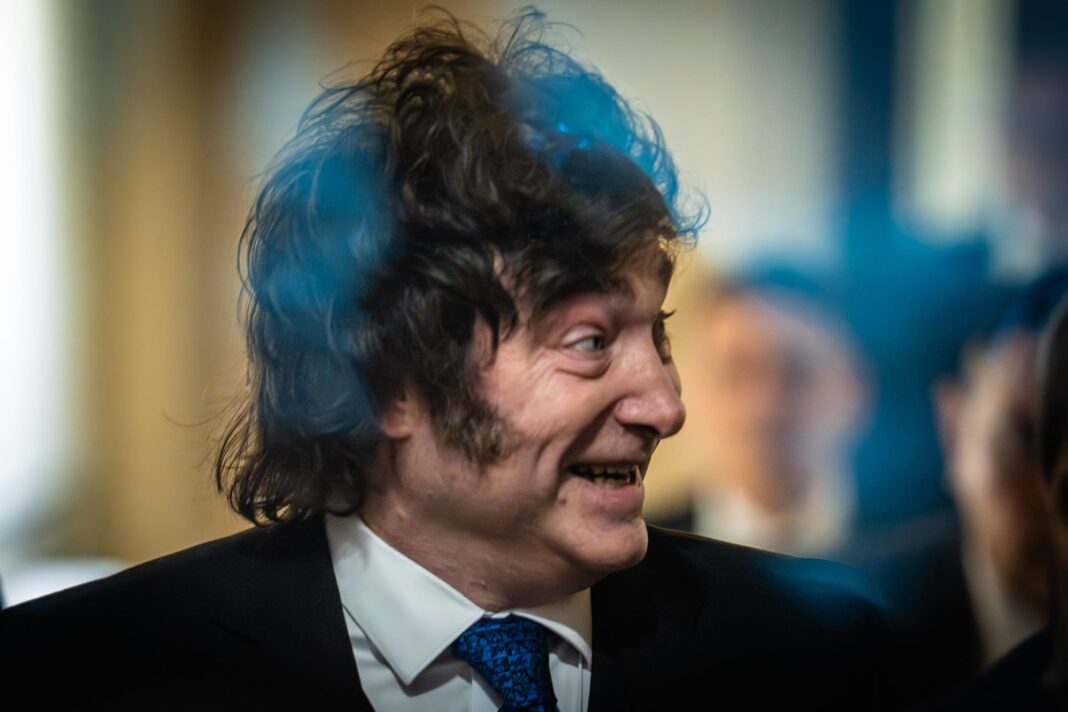 Presidente Javier Milei hablando en el atril durante la Expo EFI 2026