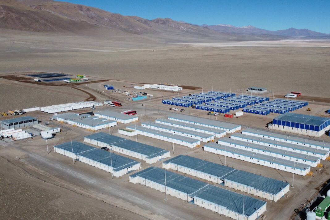 Mapa de Argentina con iconos representando minerales como litio y cobre, en un contexto de redes de cooperación internacional.