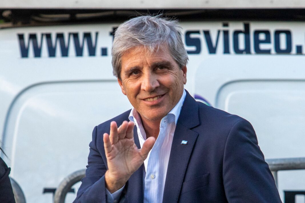 El ministro de Economía Luis Caputo en una reunión de trabajo en Washington D.C.