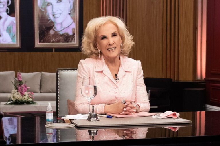 Mirtha Legrand sonriendo en una fotografía de archivo