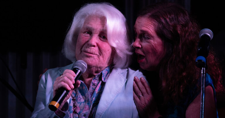 Mónica Cahen D'Anvers y Sandra Mihanovich en el escenario durante el evento familiar en La Campiña, San Pedro.