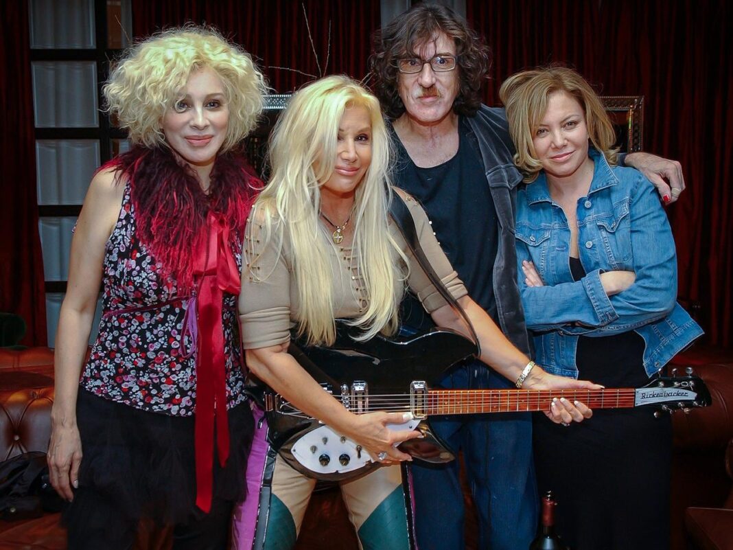 Fotografía de la muestra Argentinos 1995-2025 en el Palacio Libertad, con retratos de artistas y deportistas argentinos