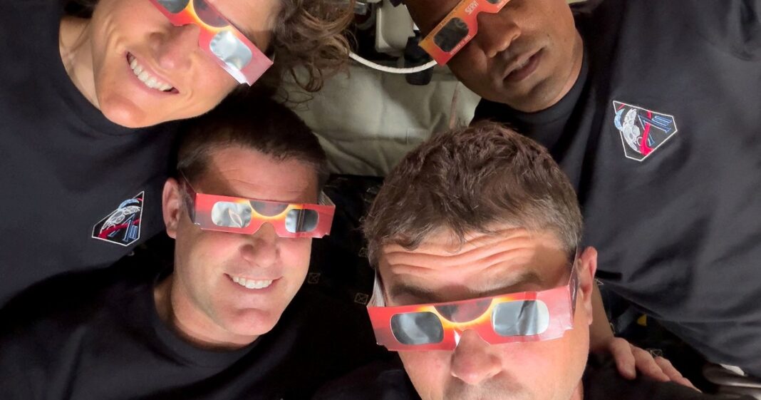 Ilustración de la cápsula Orion de la NASA en el espacio, con auriculares flotando y notas musicales a su alrededor.