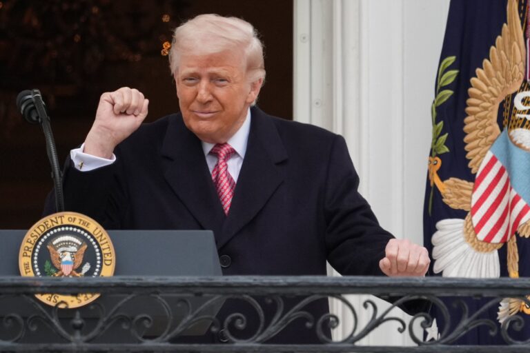 Donald Trump habla desde un podio con el escudo presidencial de Estados Unidos.