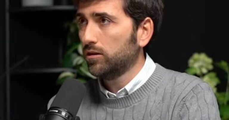 Ilustración médica de un riñón y el sistema urinario, con un destaque en un cálculo renal.