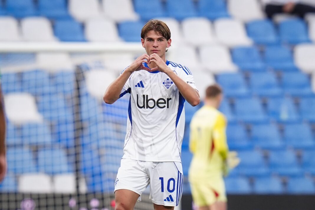Nicolás Paz, jugador del Como, celebrando su gol de cabeza ante Sassuolo en la Serie A.