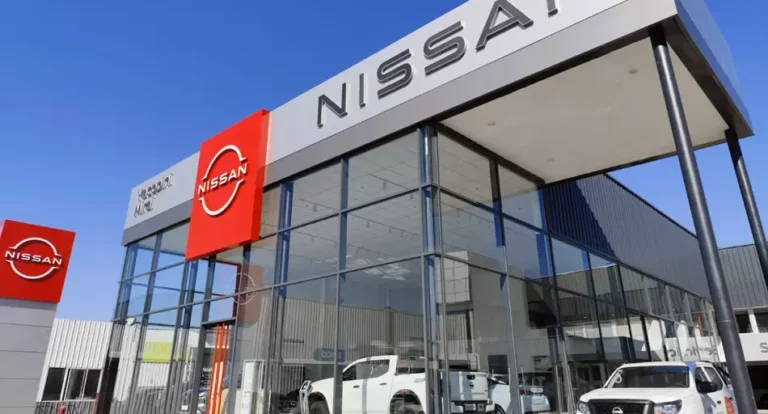 Vehículos de la marca Nissan exhibidos en un concesionario en Argentina